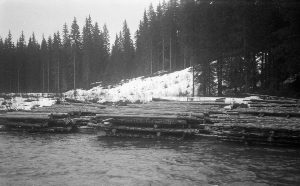Tømmertillegging ved Dalsvelta Stokkeelva i Biri (Gjøvik) i april 1955. 