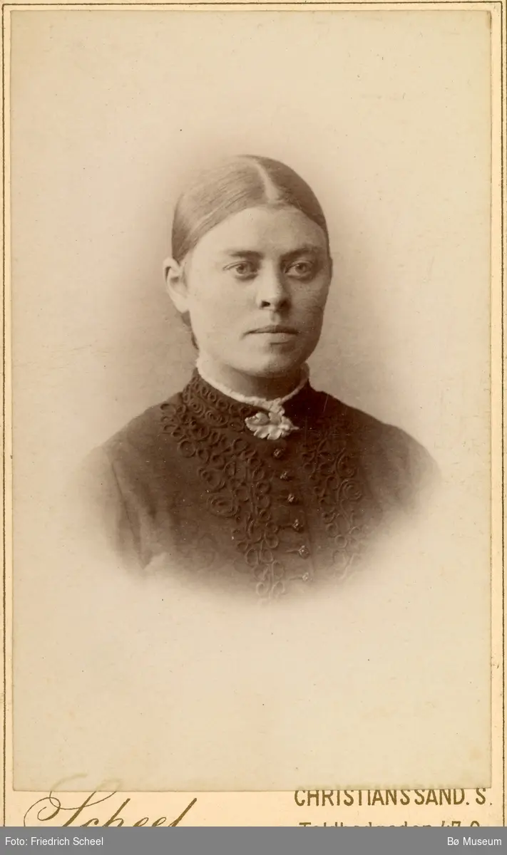 Visittkortfoto av ung kvinne