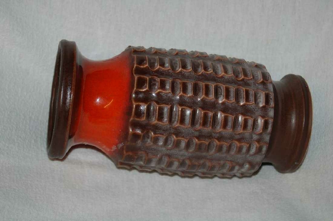 Keramikksvase med mønster, brun og rød