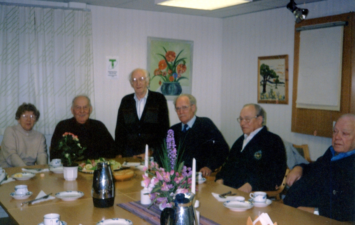 Sammankomst i Brattåsgården, 1990-tal. Från vänster: 1. Okänd kvinna, 2. Bengt Wall, Mölndal, 3. Nils Dahl (1922 - 1993), 4. Åke Olsson (1922 - 1994), Vommedal, 5. Okänd man samt 6. Rolf Ehrenborg (1922 - 2006), Kållered.