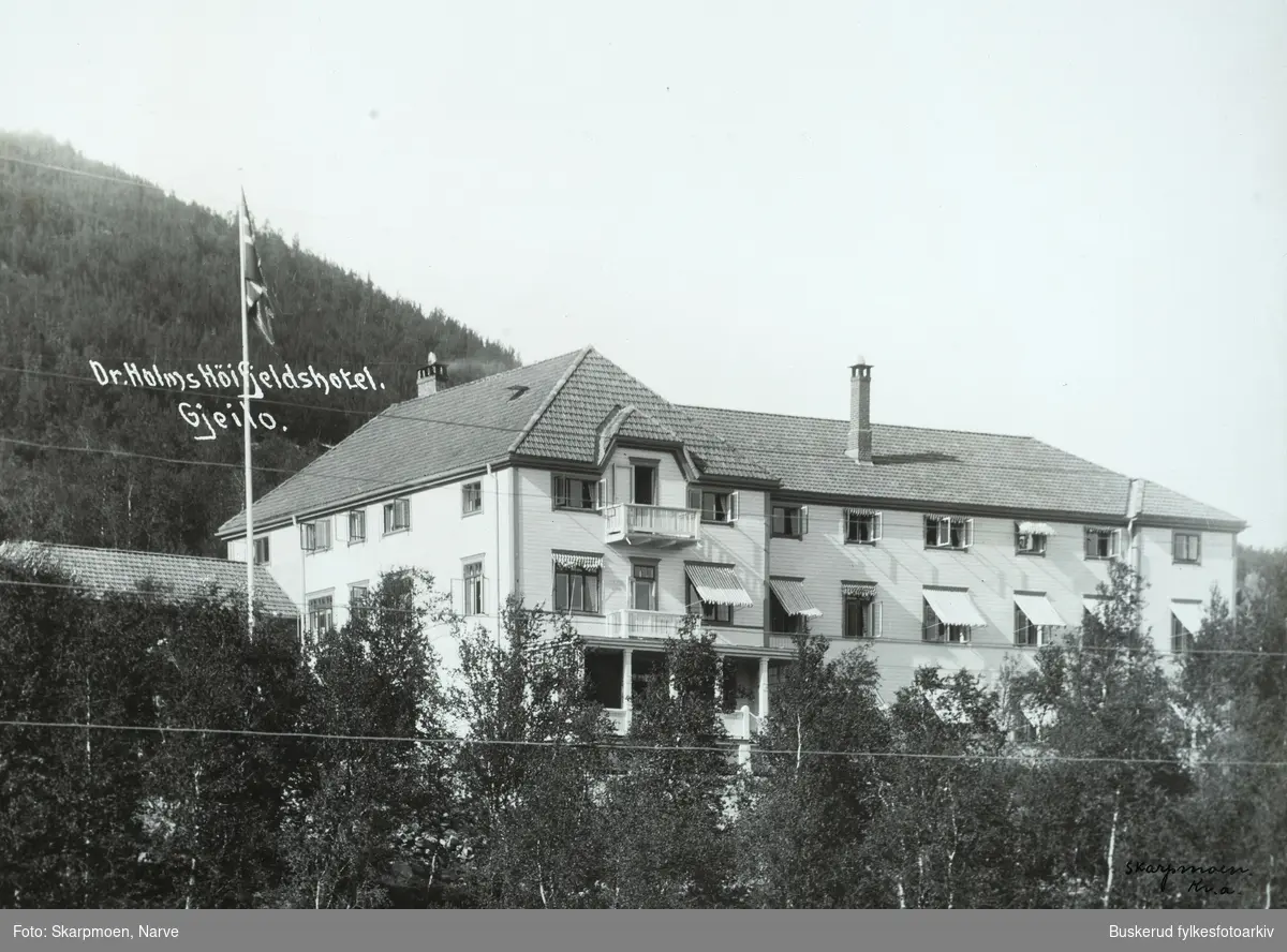 Dr. Holms høyfjellshotell på Geilo.Det ble åpnet i 1909 av dr. Ingebrigt Christian Holm, en spesialist på luftveissykdommer. Han åpnet hotellet slik at hans pasienter fikk muligheten til å puste frisk fjelluft. Hotellet har siden den gang blitt en av de mest kjente hotellene i Norge.