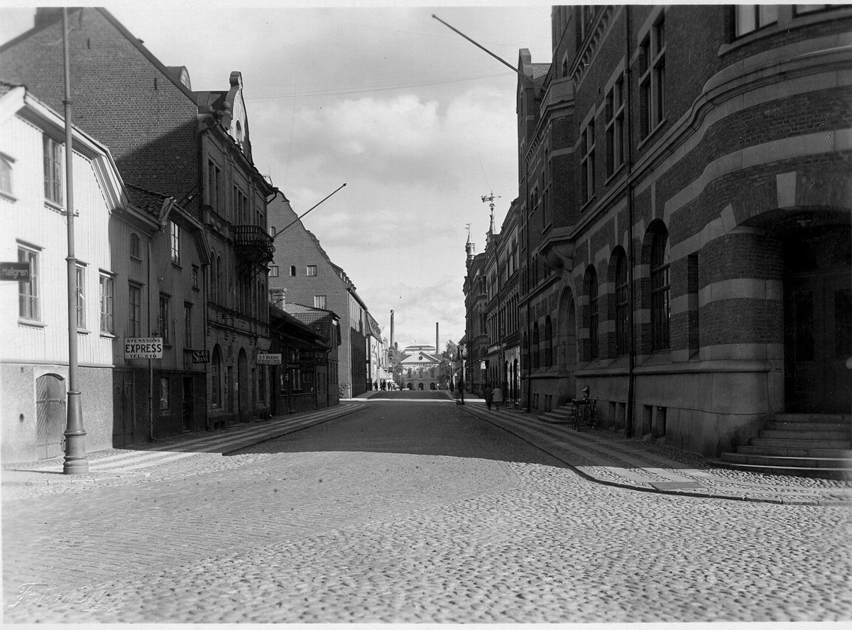 Västerlånggatan mot söder med åkeriet Svenssons Express (Svex) t.v. och kvarteret Galatea t.h. år 1926.