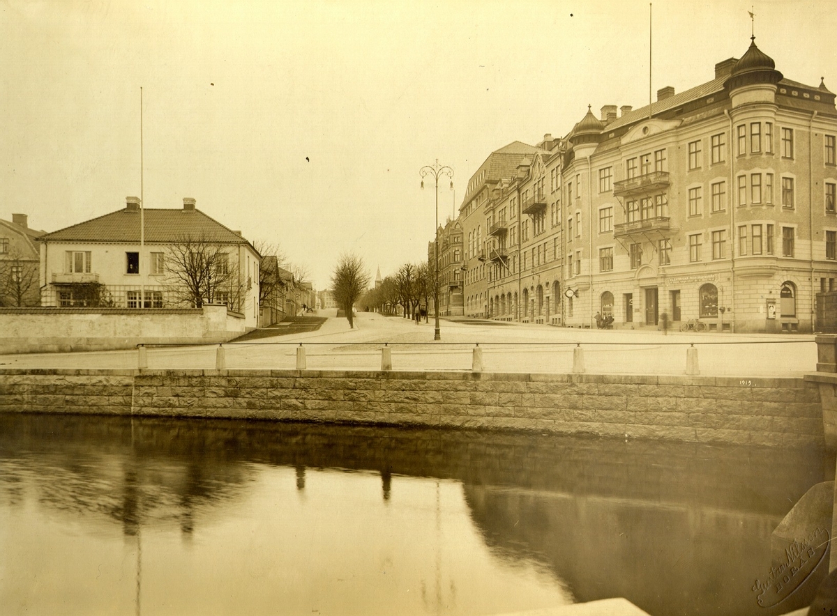 Nybroplan med Yxhammarsgatan österut och med kvarteret Askulapius t.v. år 1919.