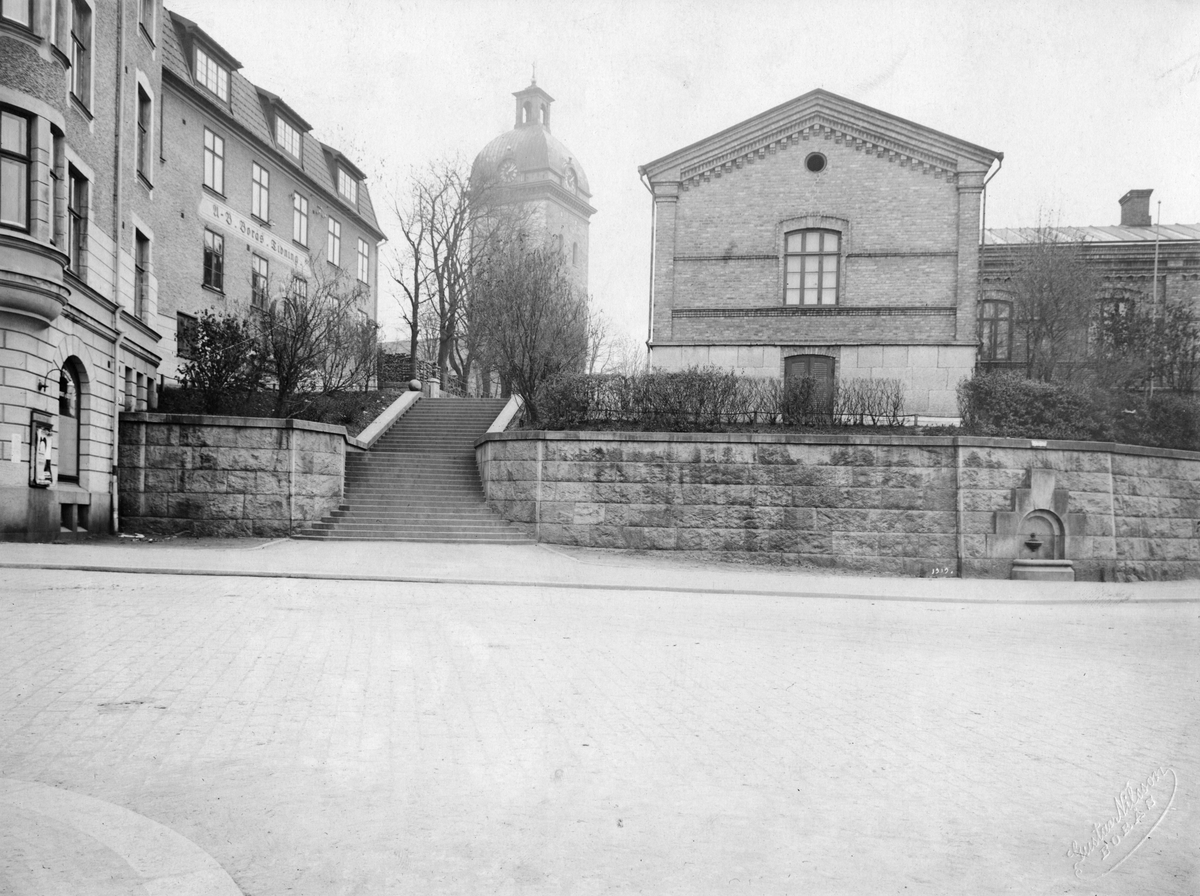 Nybroplan med Borås Tidning i kvarteret Bachus t.v. och gamla sockenstugan i kvarteret Capella t.h. år 1919.