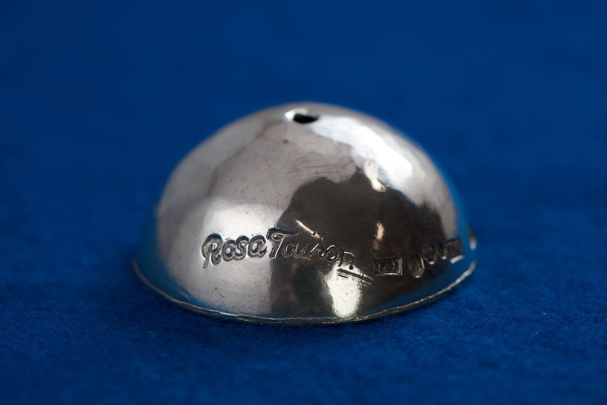 En silverplåt formad rund och skålformad. På toppen finns ett hål för att inte innesängd luft spränga ska spränga det hoplödda föremålet vid uppvärmning.