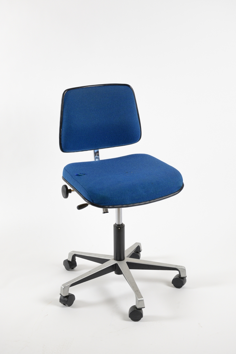 Kontorsstol med blå stoppad sits och ryggstöd. Baskonstruktionen är tillverkad av metall med detaljer av plast. Stolen står på fem hjul av plast.