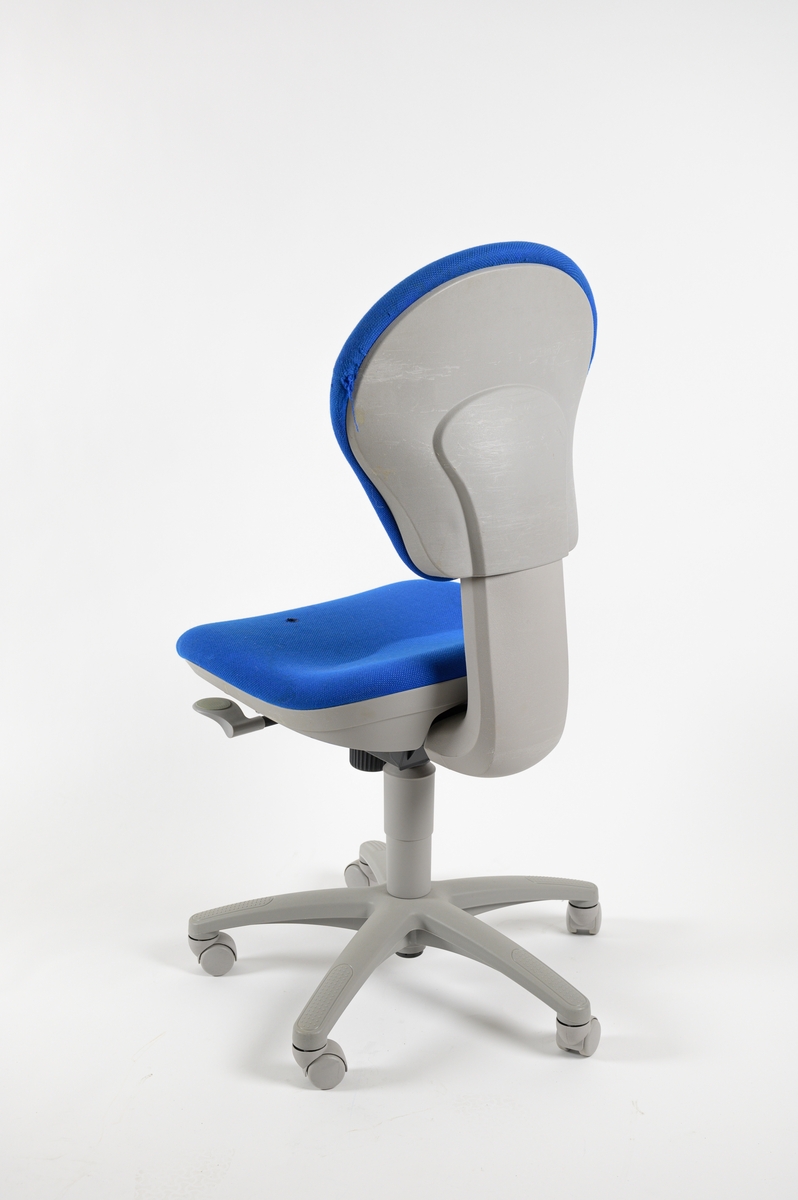 Kontorsstol med blå, stoppad sits och ryggstöd. Baskonstruktionen är tillverkad av grå plast. Stolen kan rulla och står på fem hjul.