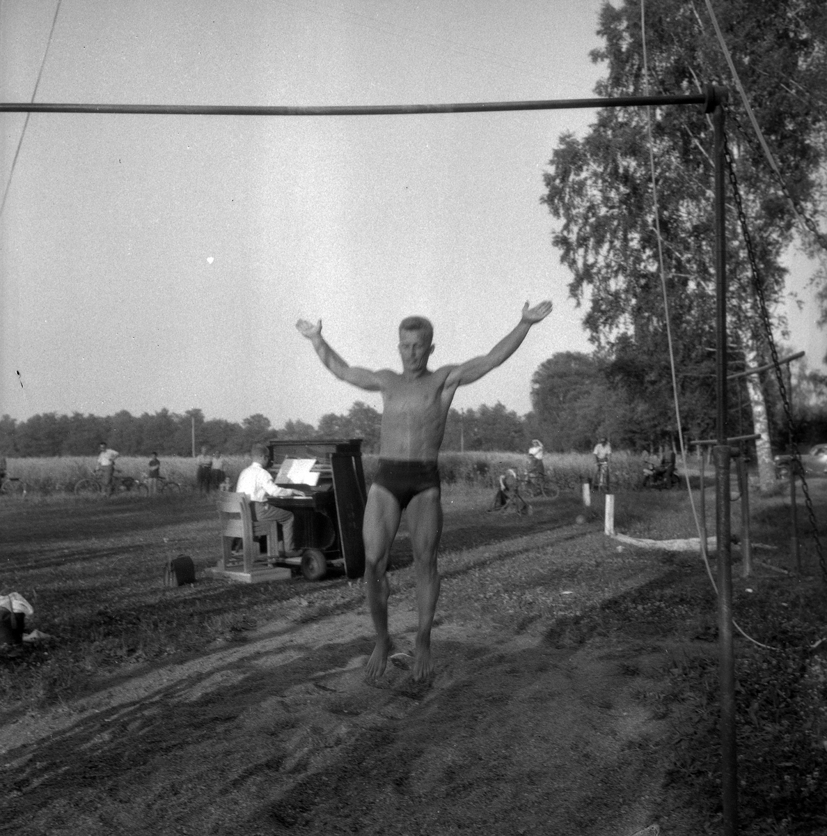 Spänst folk i farten vid Hästhagen. 
10 juli 1959.