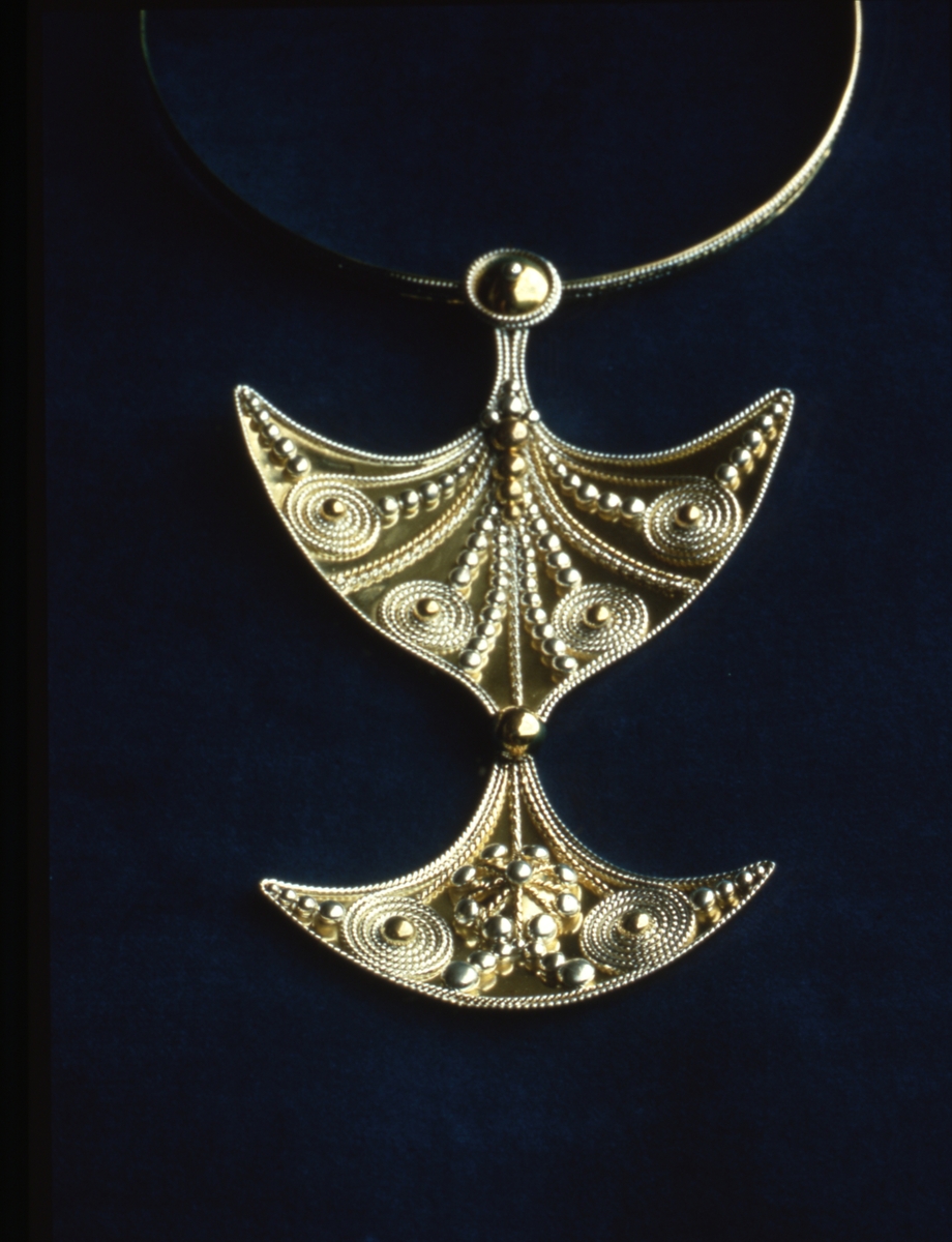 Silverhalsband av Rosa Taikon: "Somnakono towhér" Smycket finns idag i Röhsska museets samlingar.