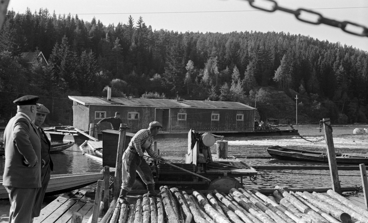 Tur til Haldenvassdraget 20/8 1956. Skulerud lense. Martinsens soppeapparat.