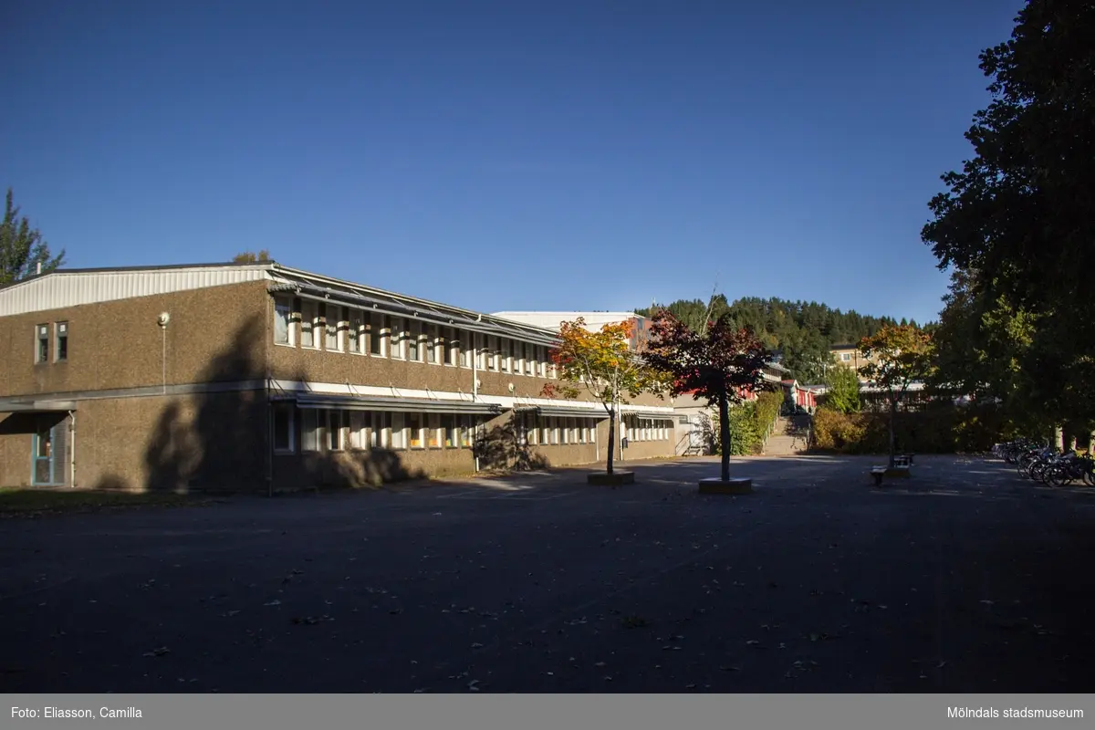 Almåsskolan med skolgård. Gastorp 2:281, Sagbrovägen 30, i Lindome den 4 oktober 2016. Fasad mot öster, gavel mot söder.