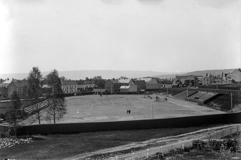 Svart-hvitt foto av Hamar stadion med gressbane i midten og løpebane rundt, tatt i 1937.