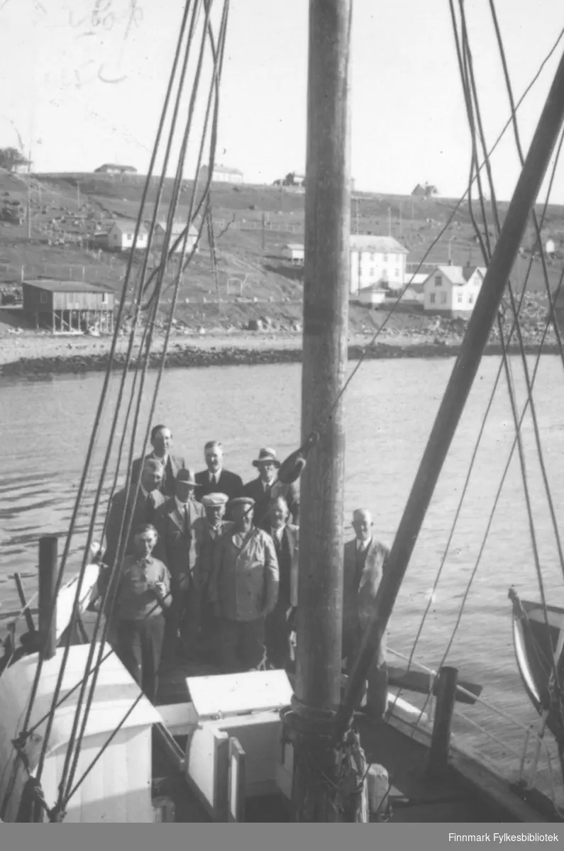 "Bossekop-cruise". Aksel Konrad Mikkola ombord, til venstre fra masten (stolpen).