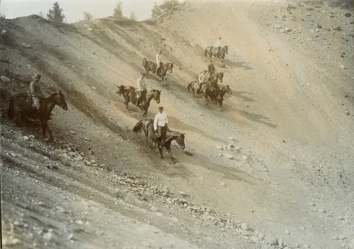 Soldater rider ner från en bergås.