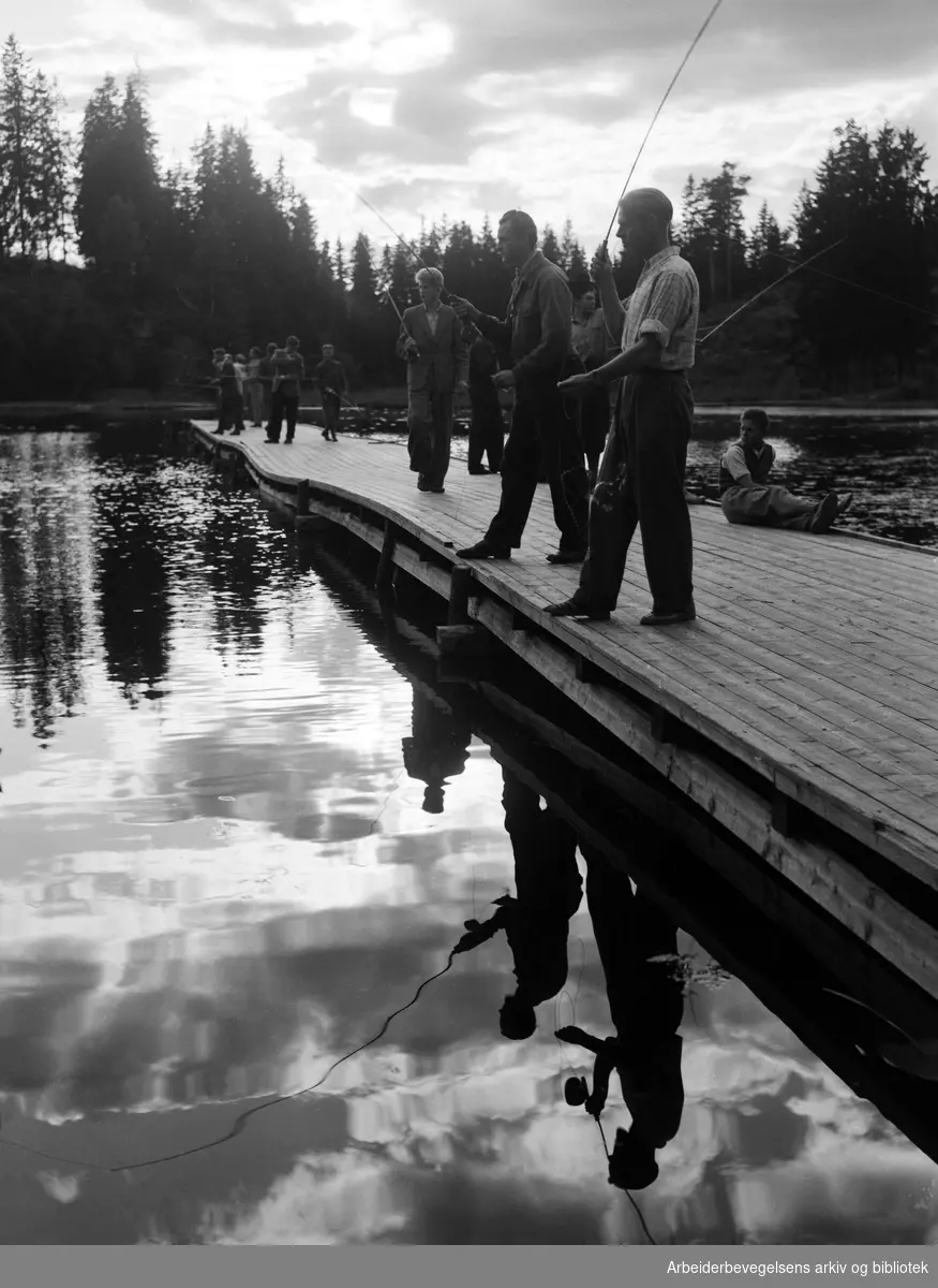 Medlemmer av Arbeidernes Jeger- og Fiskerforening trener stangfiske ved Trollvannet i Lillomarka. Juni 1950.