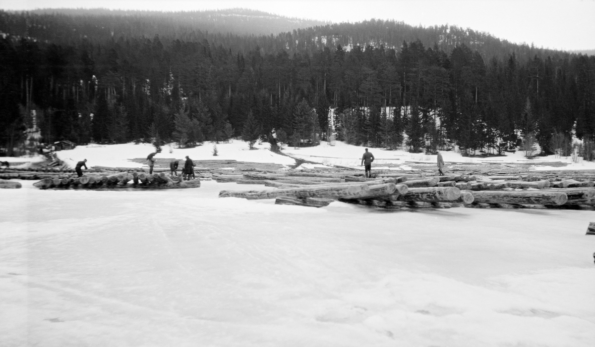Tømmerking på Storsjøen i Rendalen vinteren 1928.  Fotografiet viser en del barket fløtingsvirke som var lagt ut over den islagte sjøflata i floer.  Et par merkerlag var i ferd med å måle stokkene og påføre dem tømmerkjøperens identifikasjonssymbol ved hjelp av merkeøkser.  Denne tilleggingsmåten var omdiskutert fordi tømmeret mange steder ble kjørt tidlig ut på isen, der det kunne komme overvann.  Konsekvensen ble lett at tømmeret ble gjennomtrukket av fuktighet, og dermed ble det mye «søkketømmer» når fløtingsdistansene var lange, som fra Rendalen til industrien i Sarpsborg- og Fredrikstad-regionen.  Derfor ønsket ledelsen i Glomma Fellesfløtingsforening at tømmeret skulle leveres i strøvelter ved vassdragets bredder.