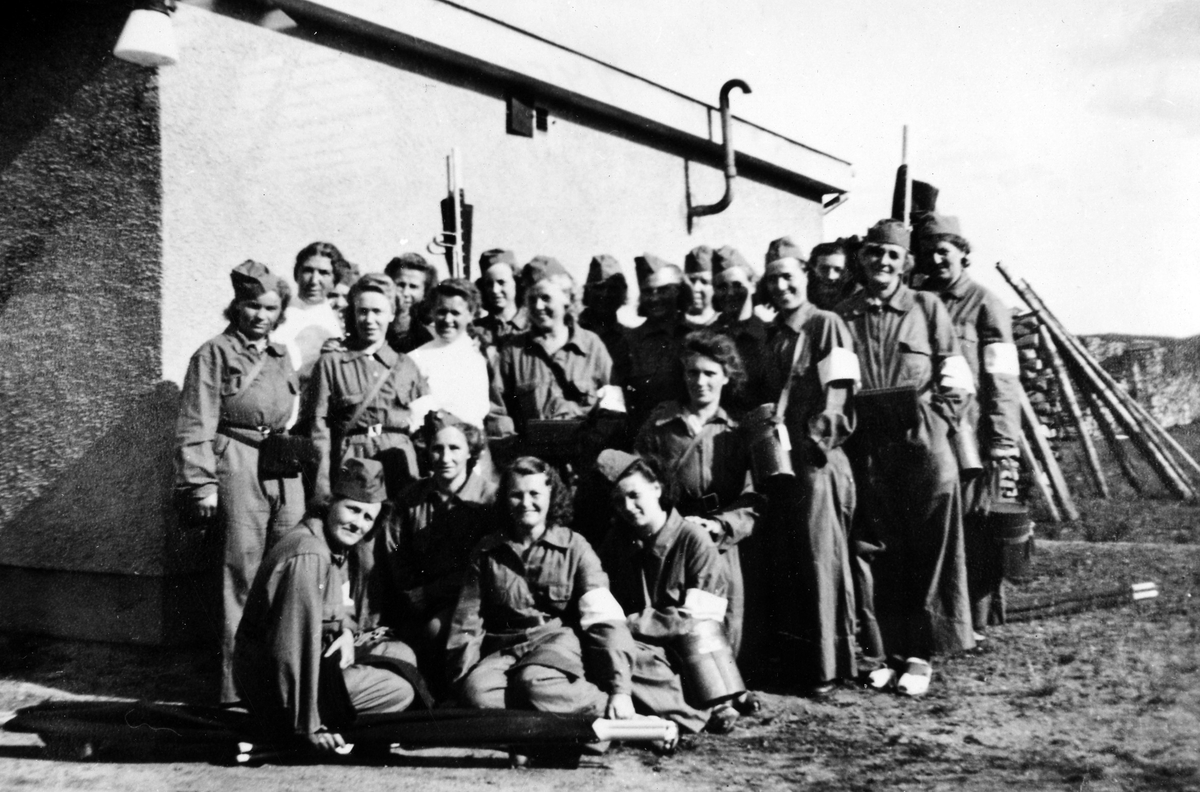 Kvinnor anställda vid Alingsås bomullsväveri och som deltog i civilförsvarsarbetet under krigsåren.