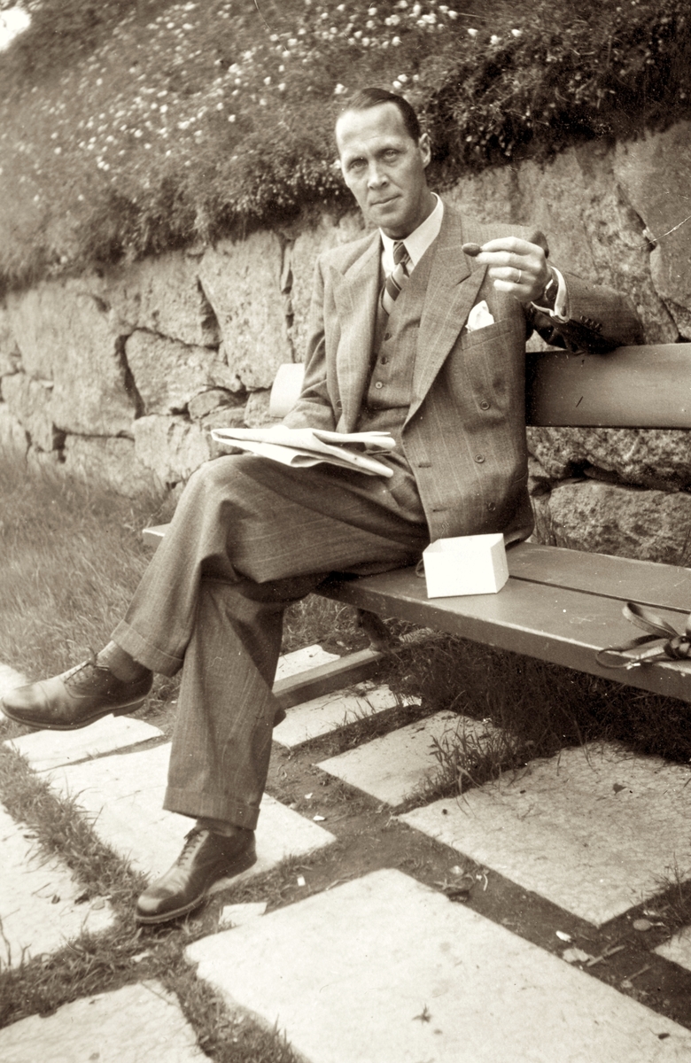 Sven Skansing (1906 - 1999) är på utflykt till Göteborg och sitter på en bänk, början av 1940-talet.