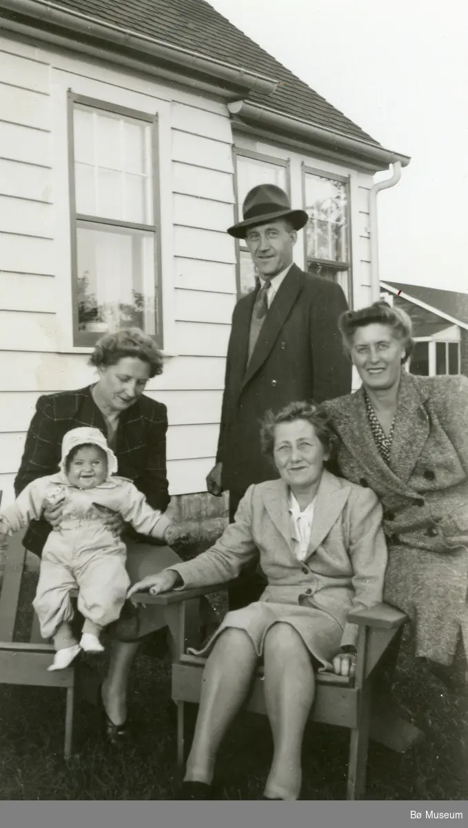 1946.  Mari Myhre med Trudy Marie, Torstein Myhre ståande.  Hos Johanssons, eit venepar i USA