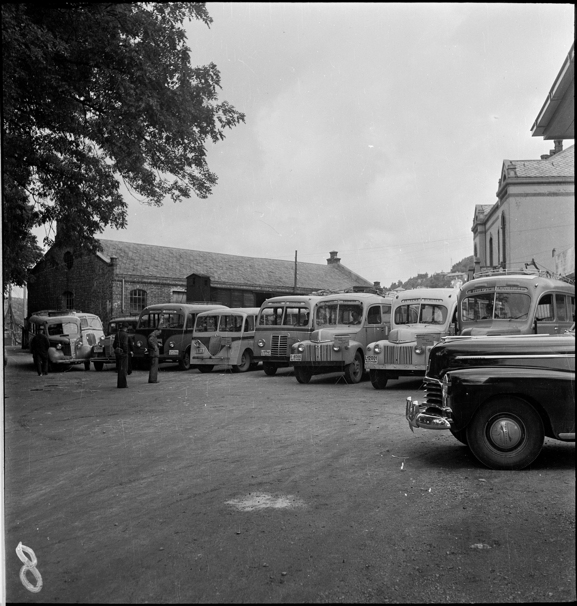 Busser på Egersund rutebilstasjon på Areneset. Det er blant annet busser fra Bjerkreim Automobilselskap og Østrems Bilruter.
