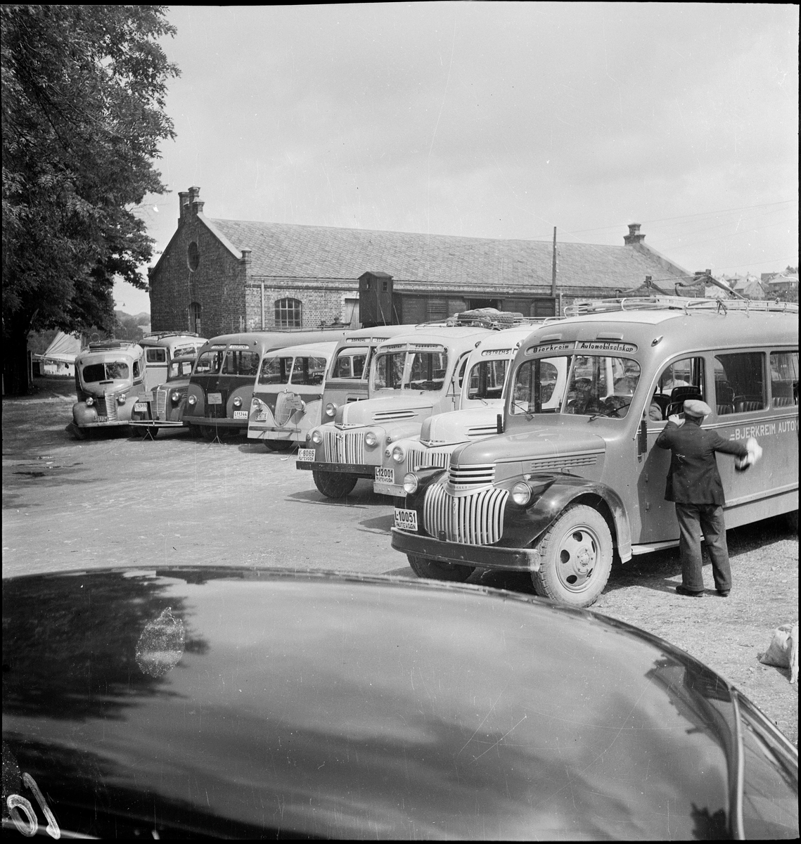 Busser på Egersund rutebilstasjon på Areneset. Det er blant annet busser fra Bjerkreim Automobilselskap og Østrems Bilruter.