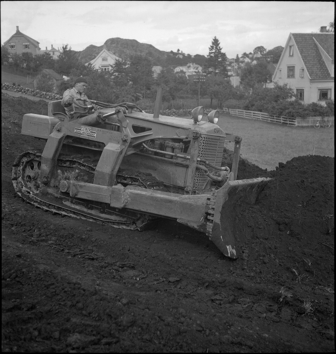 Utgraving av tomta til det nye herredshuset i Egersund. Barn følger med i bakgrunnen.