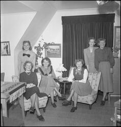 Seks kvinner er samlet i huset til Eva Lind i Egersund.