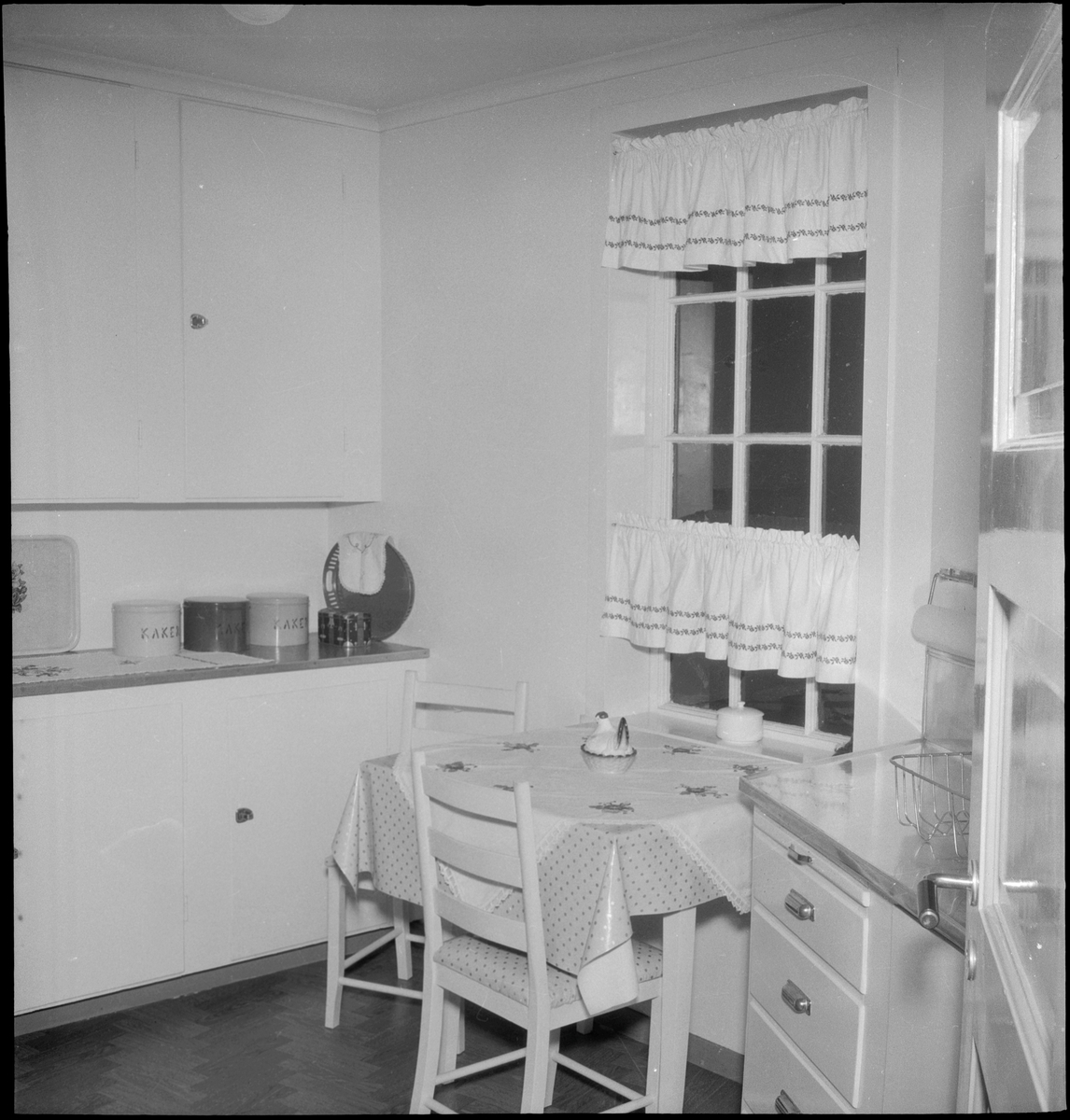 Interiørbilder fra huset til Eva Lind i Egersund. Det er bilder av soverommet, stua, lesekrok, arbeidsplass, kjøkken, spisebord, gang og vaskerom.
