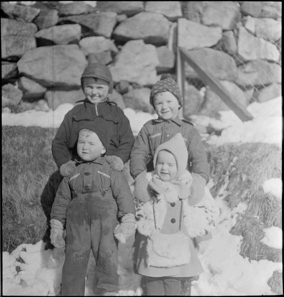 En gruppe barn ute en vinterdag.