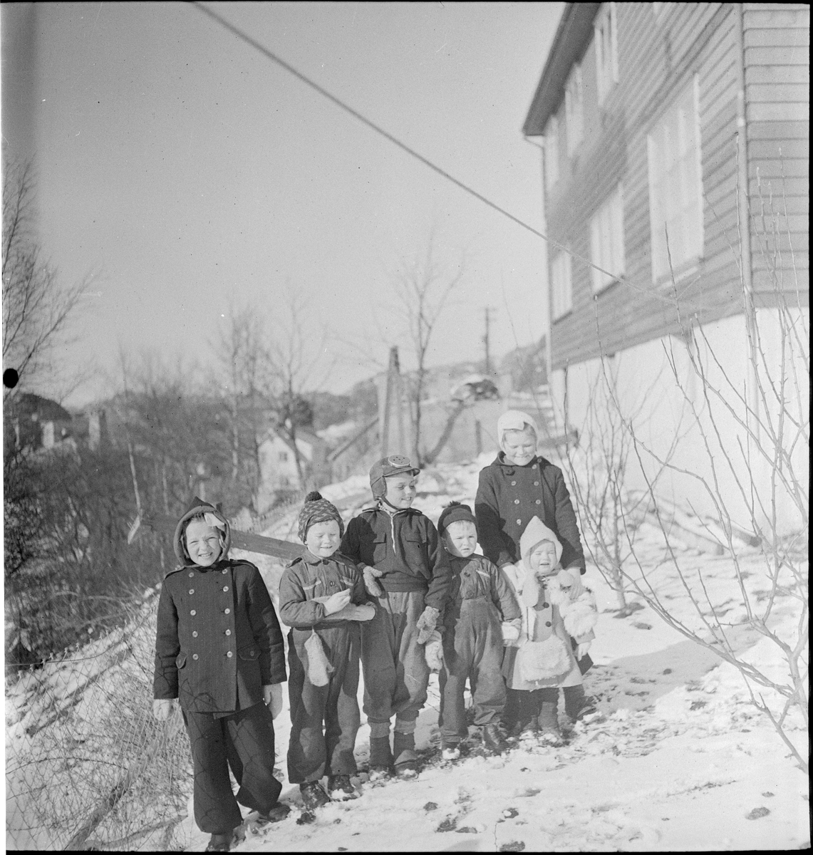 En gruppe barn ute en vinterdag.