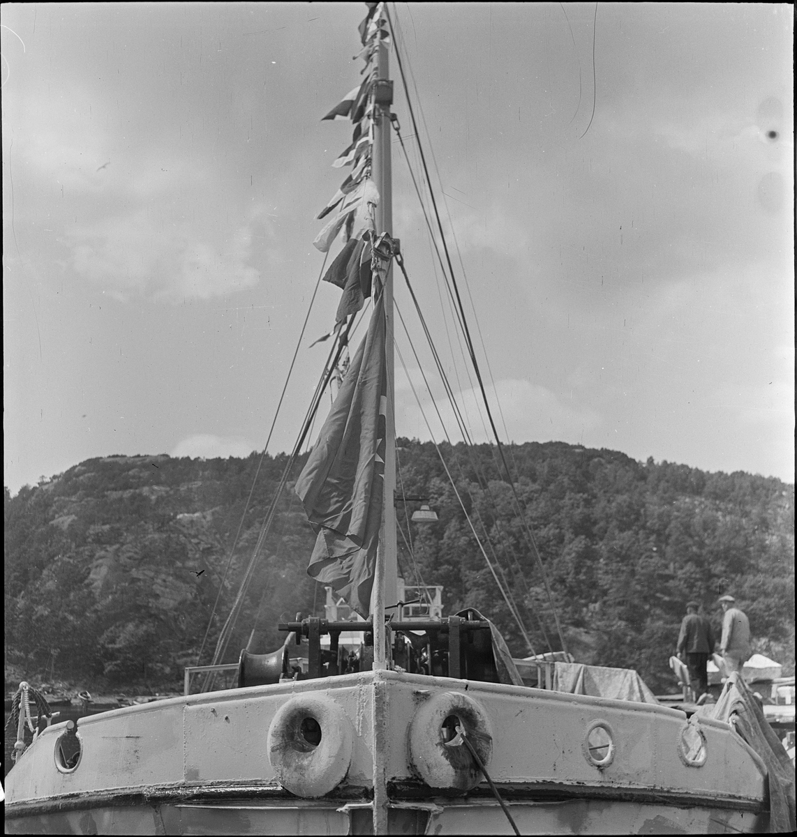 Stykkgodsskipet "M/S Rytter" ved kai i Egersund. Skipet er pyntet med vimpler.