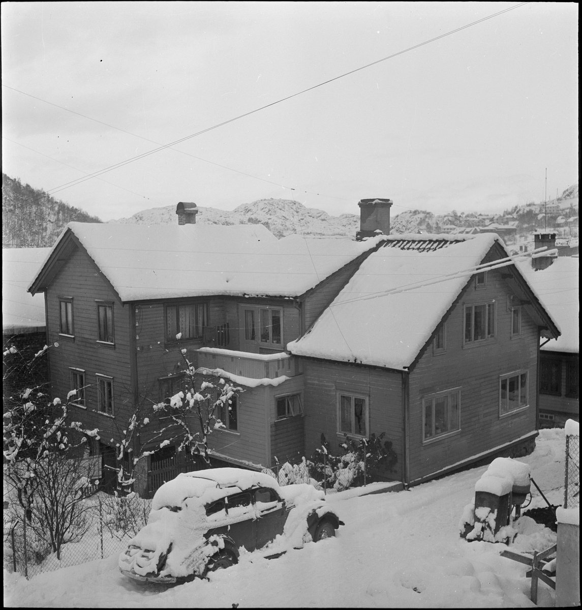 Bilder av bolighus dekket med snø.