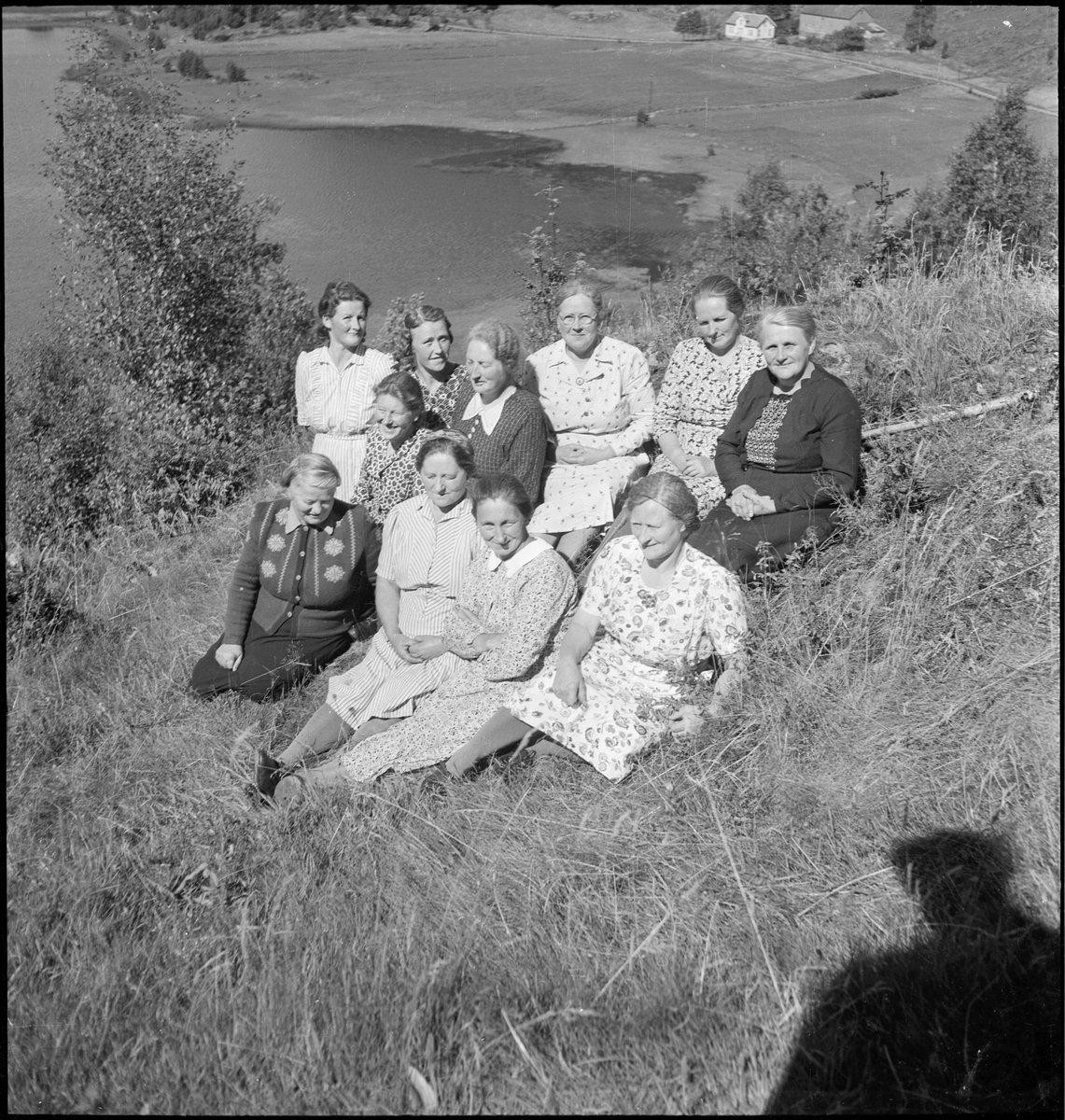 Sokndal kommunestyre på befaring i og rundt Eia i Sokndal. Det er bilder av styret i en dal og foran et hus og en gruppe kvinner på en gresslette. Bilde nr. 5-8 er portretter av en kvinne og en mann fra styre.