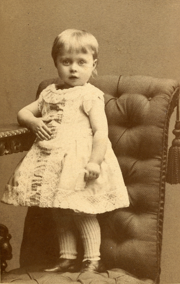 Porträtt av ett litet barn.