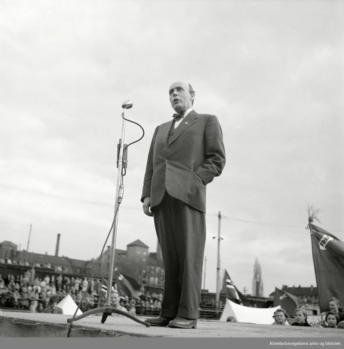 Oslo Framkrets. 1. Mai 1952. Framfylkingens arrangement, Barnas 1. mai, på Dælenenga. Ordfører Brynjulf Bull taler.