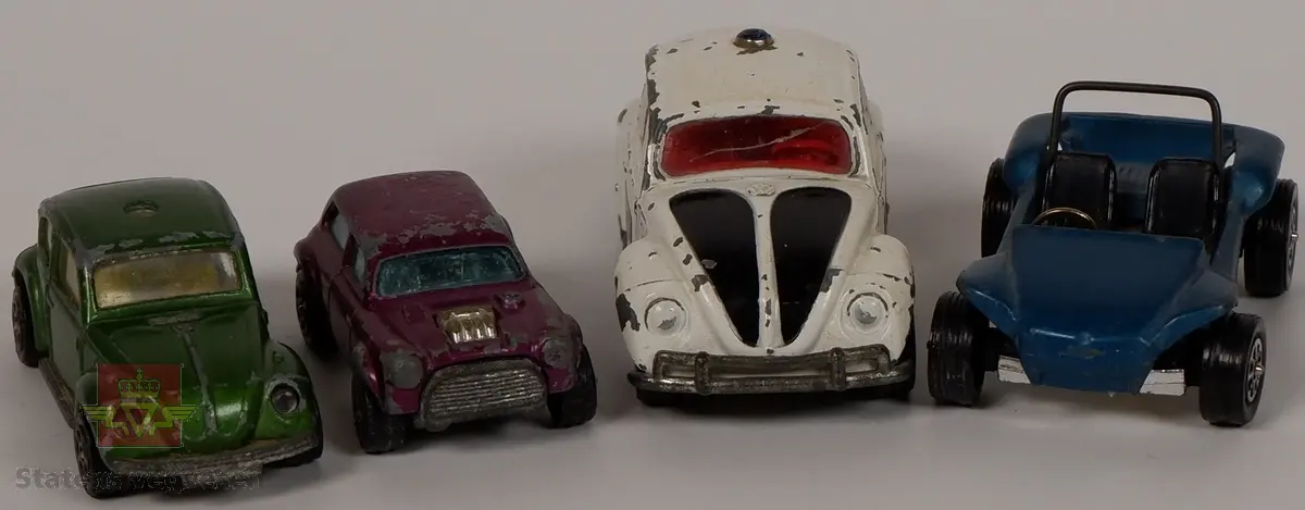 Fire miniatyrmodeller av forskjellige biltyper. Modellene har hovedfargene blå, grønn, lilla og hvit. Bilene er laget hovedsakelig i metall med plastdetaljer.