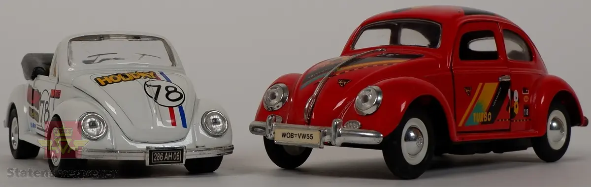 To miniatyrbiler av Volkswagen Type 1. Bilene har ulike farger og dekoreringer, og har hovedfargene hvit og rød. Miniatyrene er laget av metall, med understell og detaljer i plast. Bilene har forskjellig størrelse, og den hvite er en cabrioletutgave.