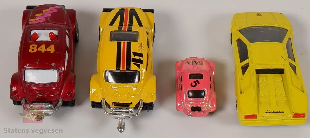 Fire miniatyrbiler i forskjellige farger. Tre av bilene er Volkswagen, mens den fjerde er en Lamborghini. Har hovedfargene gul, burgunder og rosa. Bilene er laget hovedsakelig i metall med understell og detaljer i plast.