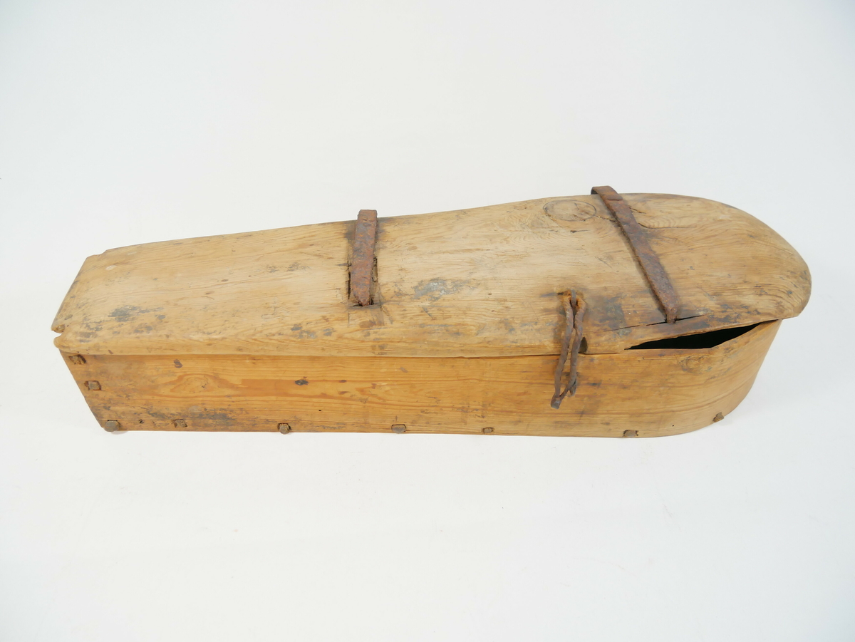 
1 "felestok" fra 1609.

Simpelt forarbeidet violinkasse, hvis laag har hængsler av jern og jern haspe. I laaget indvendig indskaaret  MDCVIIII  (1609).
Kjøpt av Jo Halleseter, Arnefjord.