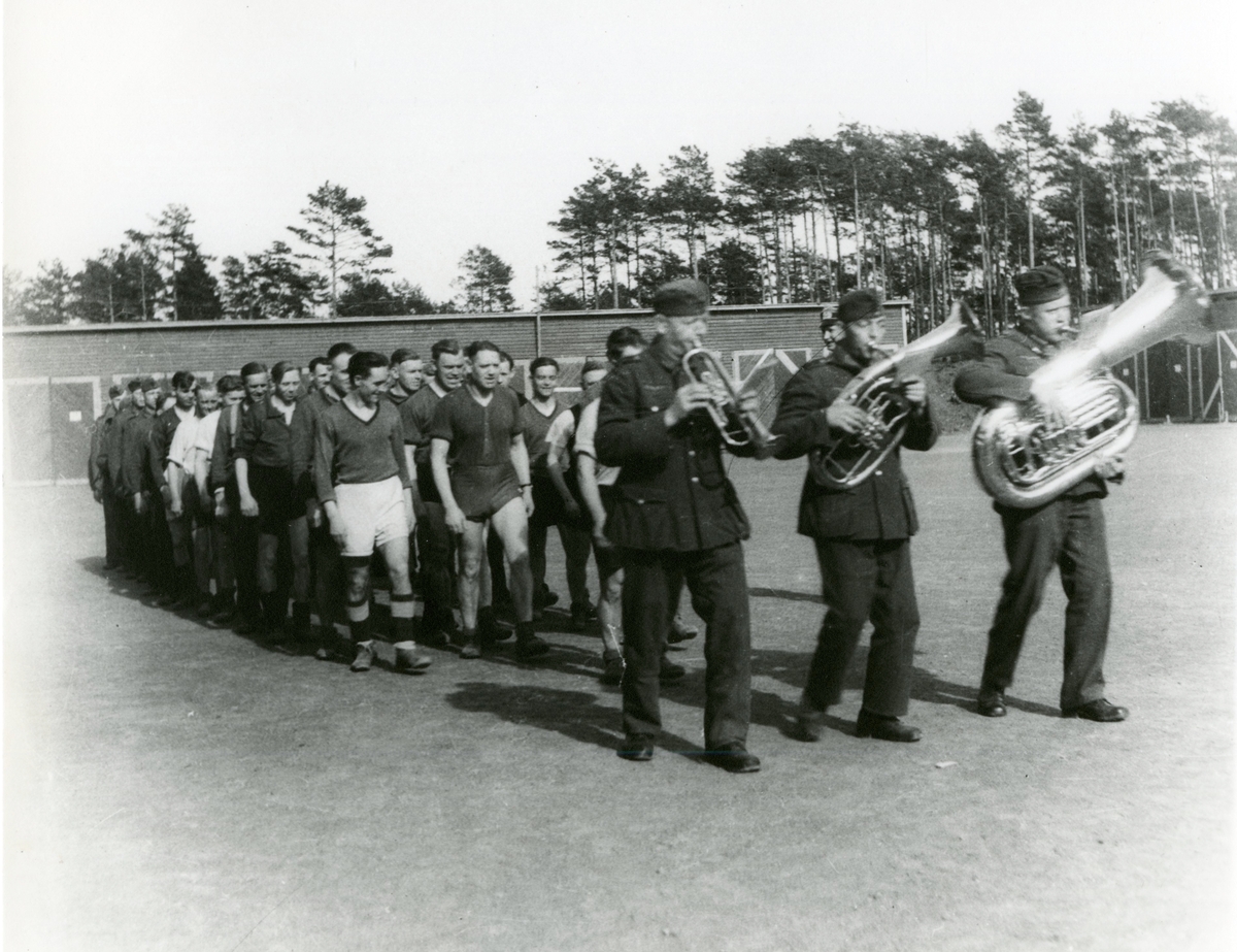 Tyske soldater i Kragerø.  Et skuespill. Bygget ved jernbannen som er nå Vinmonopolet. Hornmusikk og fotballkamp på Stadion.