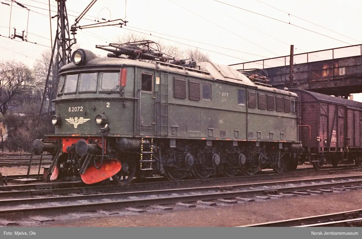 Elektrisk lokomotiv El 8 2072 med godstog retning Drammen på Filipstad