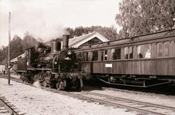 Damplokomotiv type 18c nr. 245 på Krøderen stasjon
