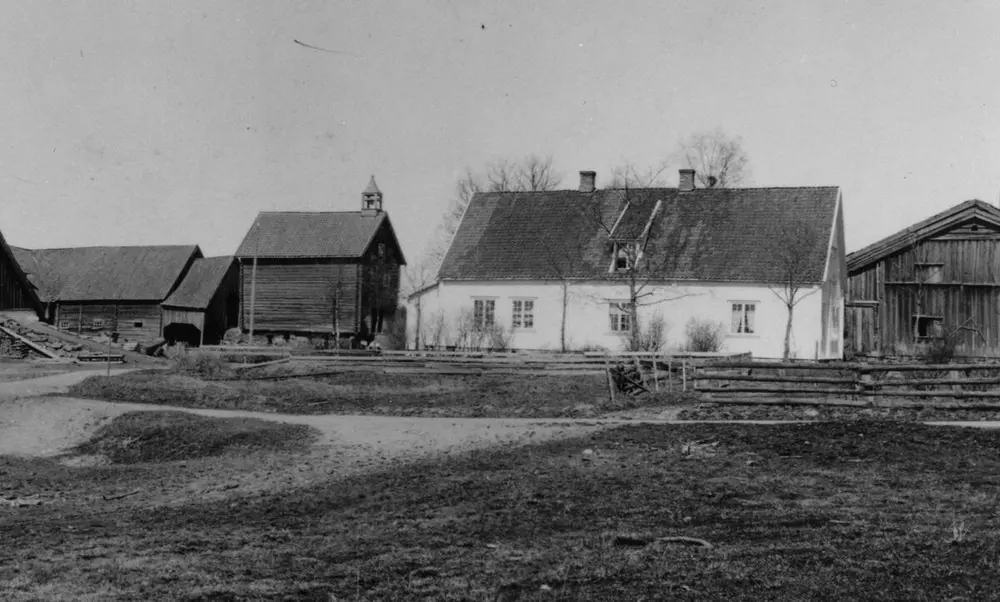 Bildet viser Gamle Hvam fra 1910. Gulbygningen er hvit.