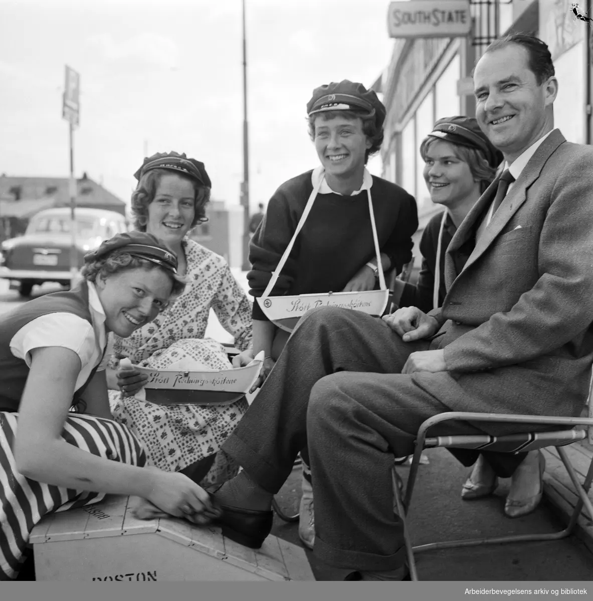 Russen pusser sko til inntekt for Redningsselskapet. Fra venstre: Eva Selbak, Kirsti Koch, Brit Fredheim, Maria Lefdal og Jon Ingvalstad Hanssen. Mai 1960.