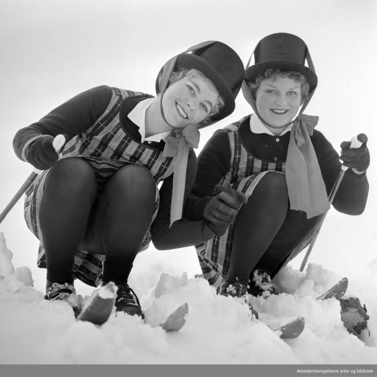 Rødrussens kostymeskirenn i Frognerparken, 2 mars 1960. Ellen Piene (t.v.) og Anne Helliesen.