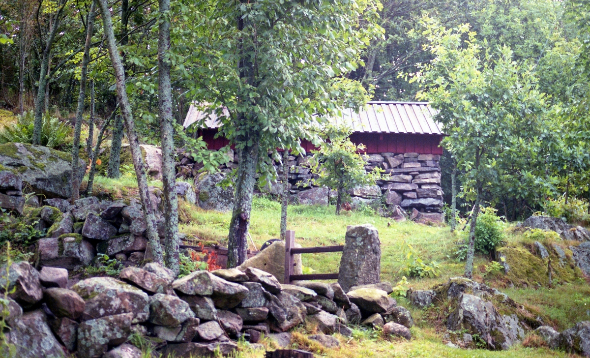 Smedjan vid Hembygdsgården Långåker 1:3, 1990-tal. Stensättningar och grind vid fägatan (stig för djur).