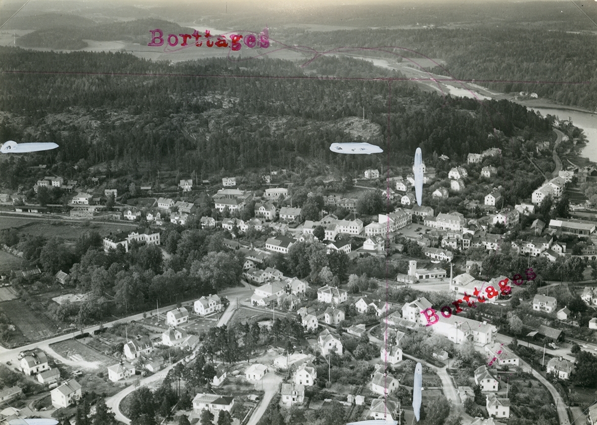 Flygfoto över Gamleby. Hela fotot samt det vykort som producerades.