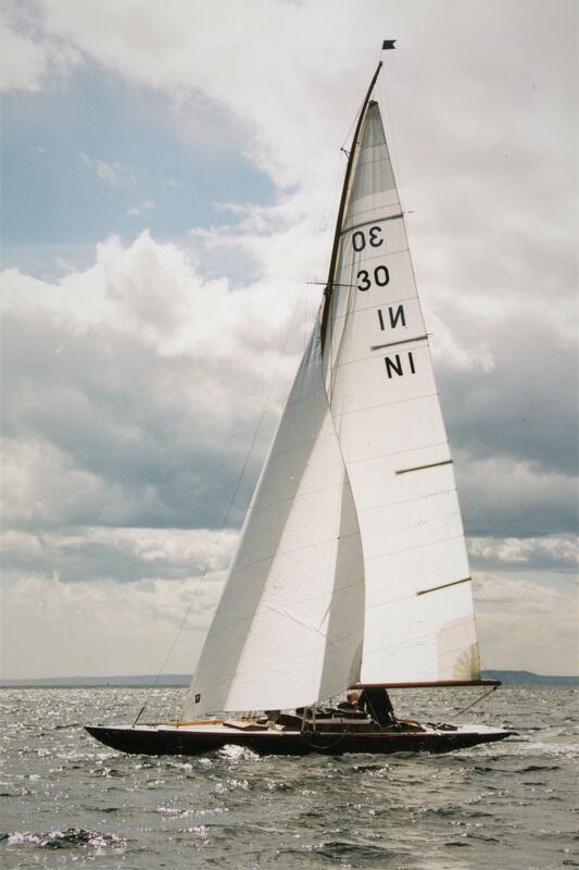 I årene 1996 til 1998 ble "Sally III" restaurert av "Sallys" venner i Son. Her seiler hun på Oslofjorden – ferdig restaurert – sommeren 1998. Foto: Fra "Sallys" loggbok (Foto/Photo)