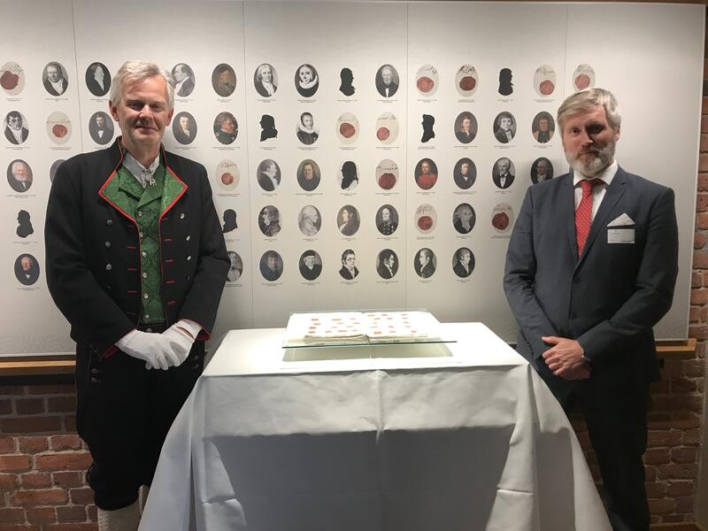 Ærbødig: Stortingsarkivar Egil Borlaug (t.v.) og direktør ved Eidsvoll 1814, Bård Frydenlund flankerer Grunnloven av 17. mai 1814 da den i 2020 ble vist frem for tredje gang siden 2. verdenskrig. (Foto/Photo)