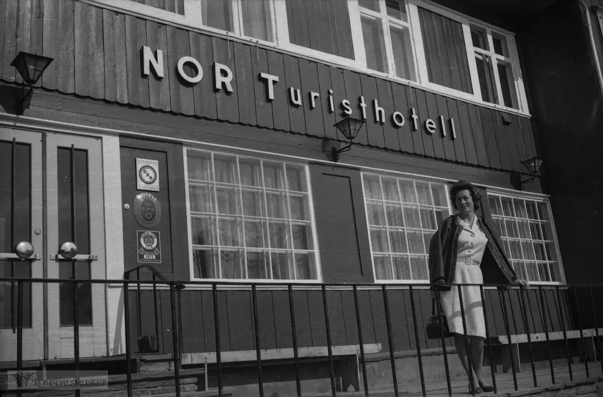 "April 1972".Nor Turisthotell. .Litt oppe i Aunevegen. Parallelt med R70. Men mykje er endra sidan biletet vart teke. . .Denne fasaden finn vi ikkje lenger.